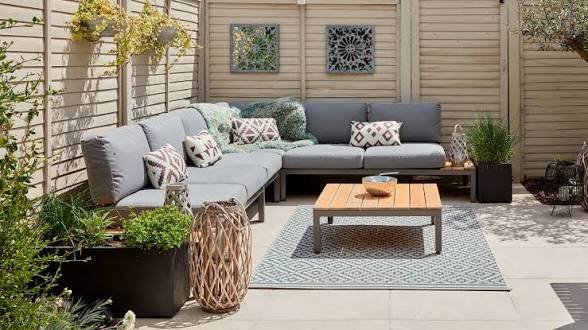 How to Style an Outdoor Lounge Setting for Any Space